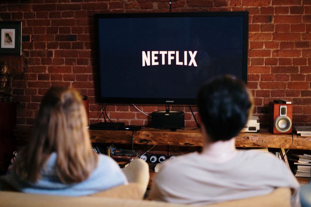 Illustration showing how connected TV advertising delivers targeted ads to viewers on streaming platforms.