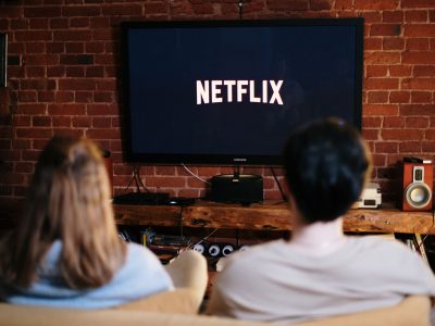 Illustration showing how connected TV advertising delivers targeted ads to viewers on streaming platforms.